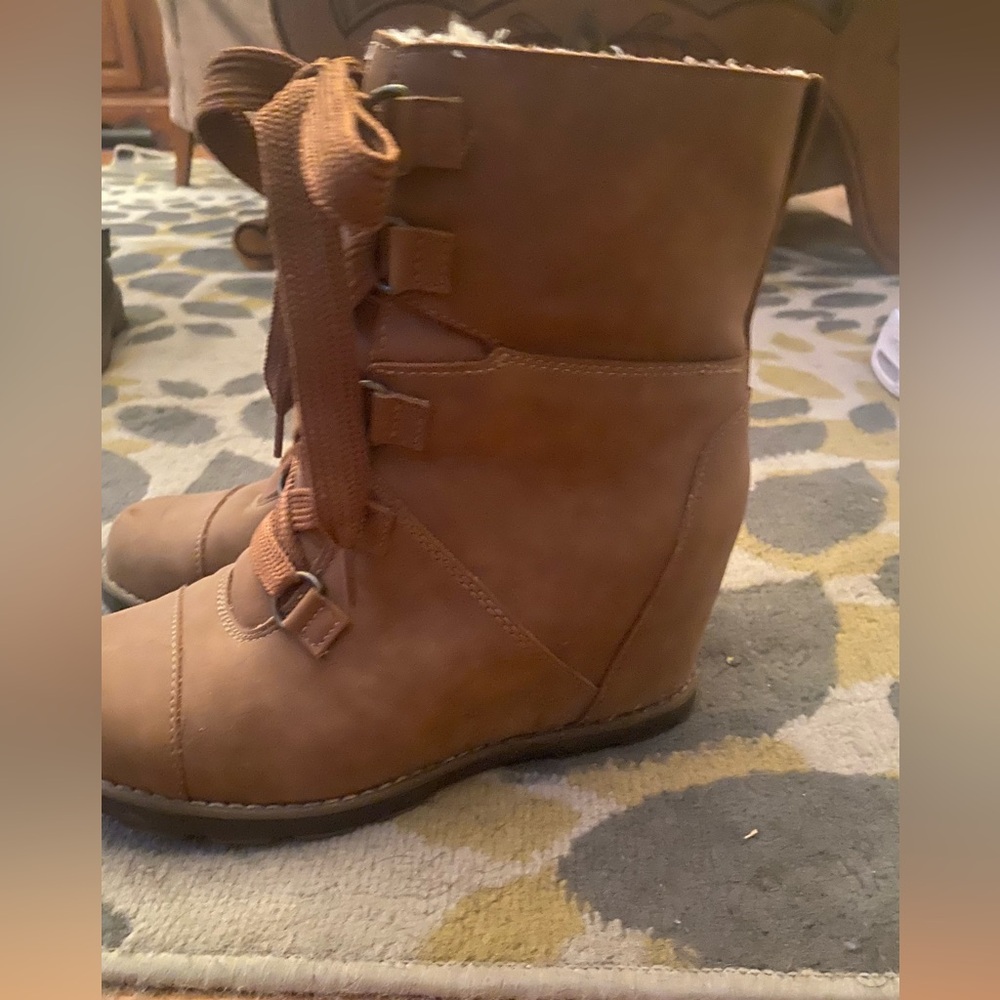 Womens Universal thread wedge boot.
